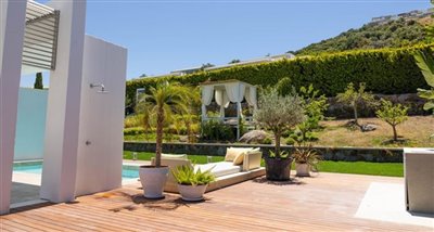 newly-renovated-resale-opportunity-villa-with