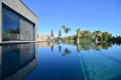 expansive-detached-villa-with-pool-office-lau