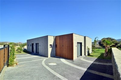expansive-detached-villa-with-pool-office-lau