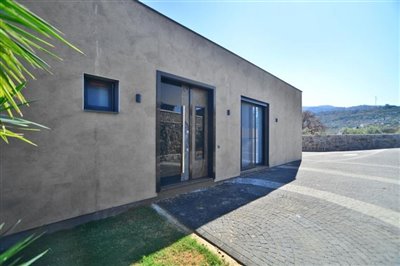 expansive-detached-villa-with-pool-office-lau