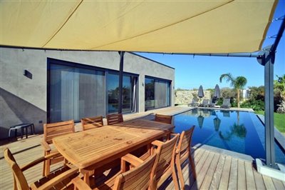 expansive-detached-villa-with-pool-office-lau