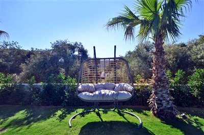expansive-detached-villa-with-pool-office-lau