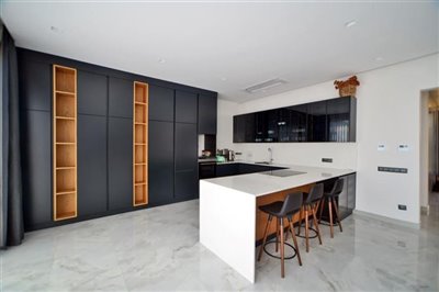 expansive-detached-villa-with-pool-office-lau