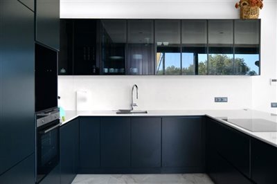 expansive-detached-villa-with-pool-office-lau