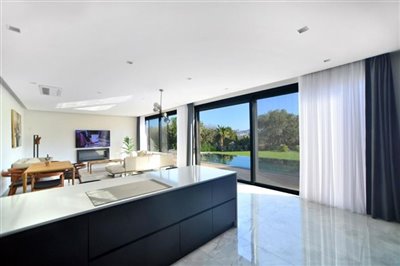 expansive-detached-villa-with-pool-office-lau