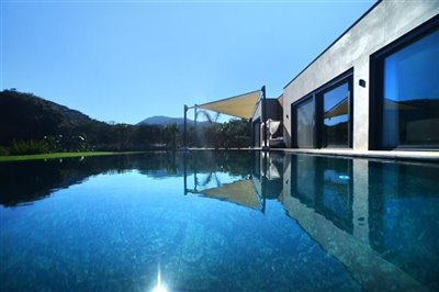expansive-detached-villa-with-pool-office-lau