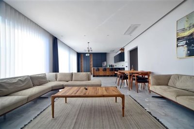 expansive-detached-villa-with-pool-office-lau