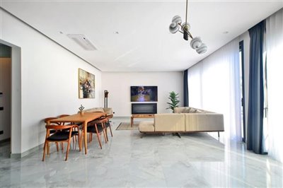 expansive-detached-villa-with-pool-office-lau