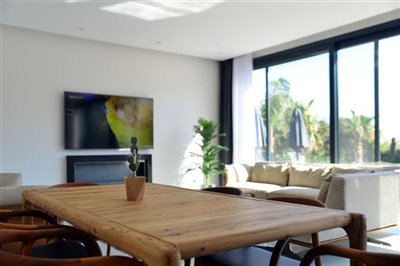 expansive-detached-villa-with-pool-office-lau