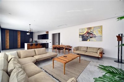 expansive-detached-villa-with-pool-office-lau