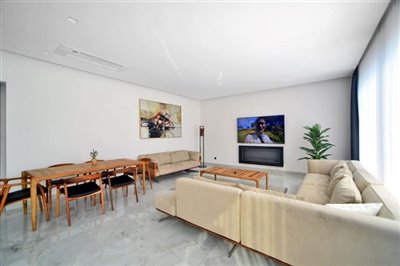 expansive-detached-villa-with-pool-office-lau