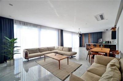 expansive-detached-villa-with-pool-office-lau