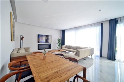 expansive-detached-villa-with-pool-office-lau