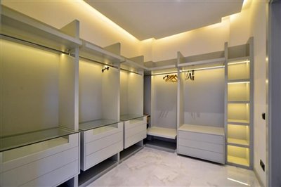 expansive-detached-villa-with-pool-office-lau