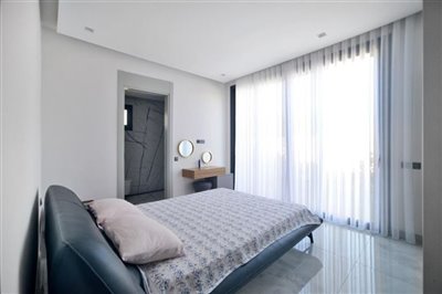 expansive-detached-villa-with-pool-office-lau
