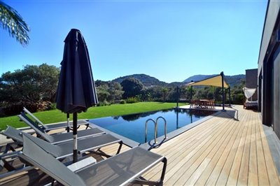 expansive-detached-villa-with-pool-office-lau