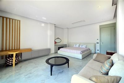 expansive-detached-villa-with-pool-office-lau