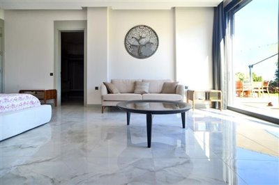expansive-detached-villa-with-pool-office-lau