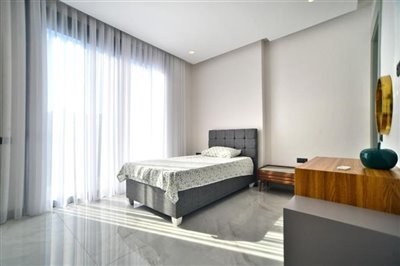 expansive-detached-villa-with-pool-office-lau