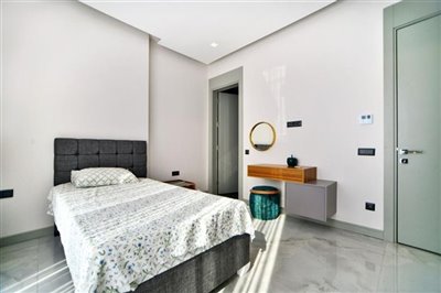expansive-detached-villa-with-pool-office-lau