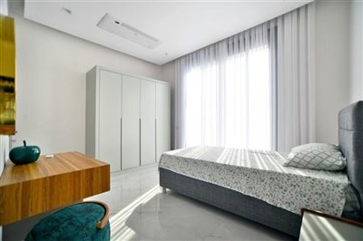 expansive-detached-villa-with-pool-office-lau