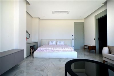 expansive-detached-villa-with-pool-office-lau