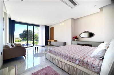 expansive-detached-villa-with-pool-office-lau