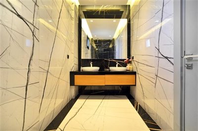 expansive-detached-villa-with-pool-office-lau