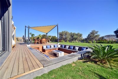 expansive-detached-villa-with-pool-office-lau