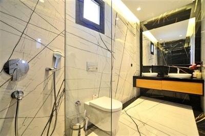 expansive-detached-villa-with-pool-office-lau
