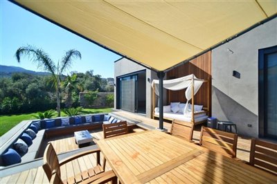 expansive-detached-villa-with-pool-office-lau