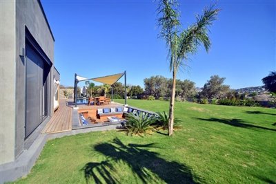 expansive-detached-villa-with-pool-office-lau