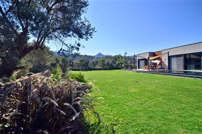 expansive-detached-villa-with-pool-office-lau