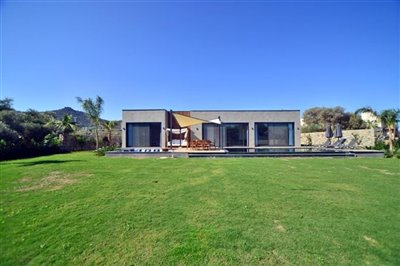 expansive-detached-villa-with-pool-office-lau
