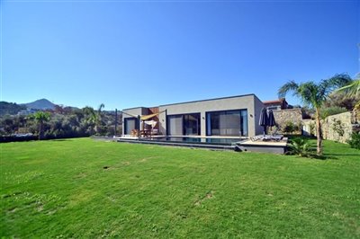 expansive-detached-villa-with-pool-office-lau