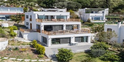 detached-villa-with-sea-views-on-secure-compl