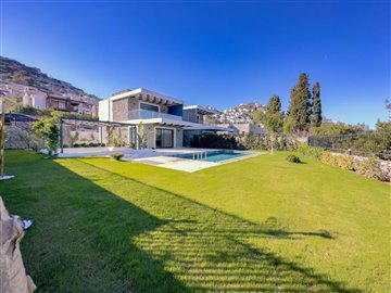 spacious-villa-with-private-pool-landscaped-g