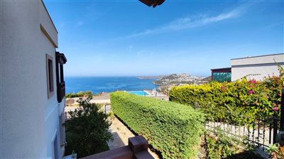 apartment-residence-with-expansive-sea-views-
