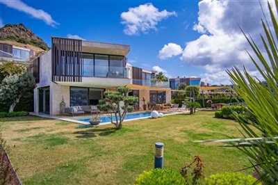5-bedroom-2-lounge-expansive-villa-with-studi