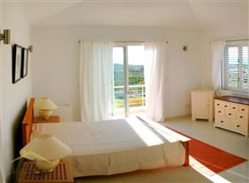 Image No.10-Villa de 4 chambres à vendre à Agios Georgios