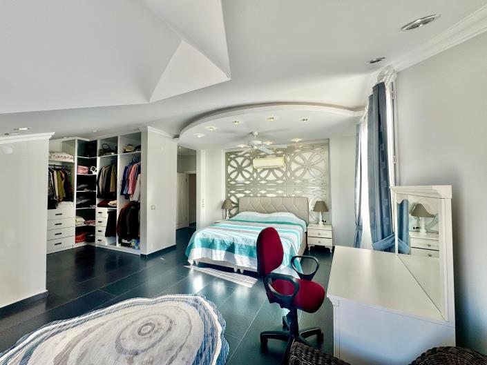 Image No.17-5 Bed Apartment for sale