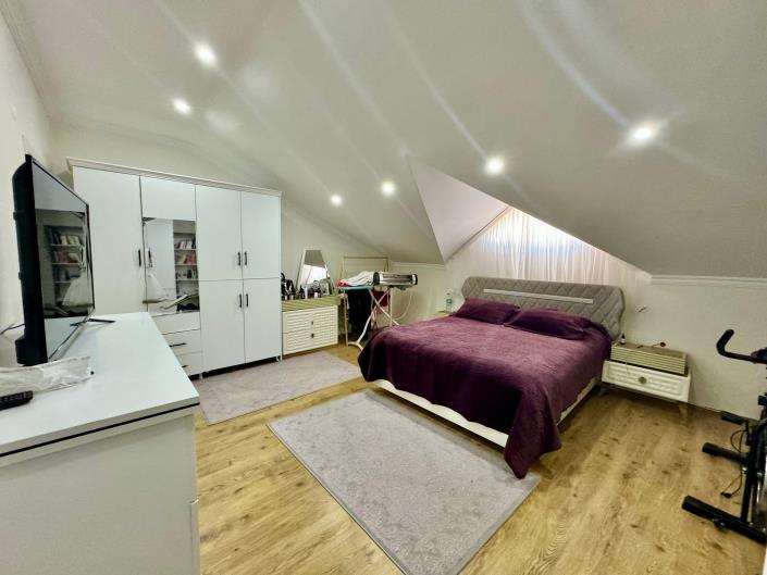 Image No.19-5 Bed Apartment for sale