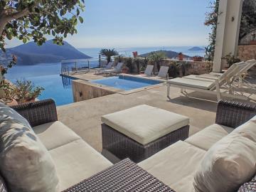 Outside-Sitting-Area-5