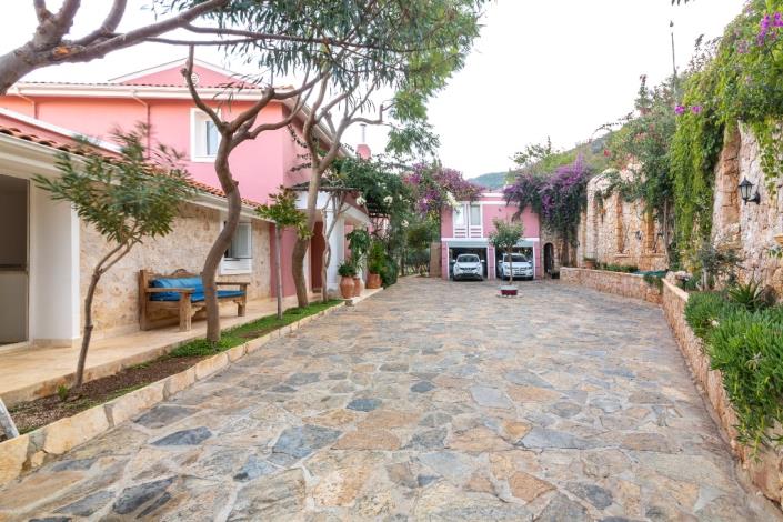 Image No.9-9 Bed Villa for sale