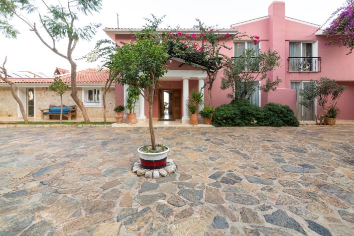 Image No.10-9 Bed Villa for sale