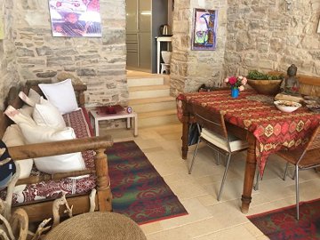 4-elxisathomeingreecechios-foyer-area-dining-