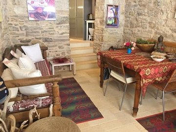 4-elxisathomeingreecechios-foyer-area-dining-