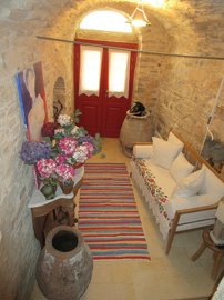3-elxisathomeingreecechios-main-entrance-s