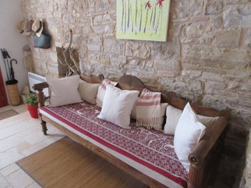 4-elxisathomeingreecechios-foyer-area-sofas