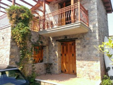 elxis-at-home-in-greece-seaside-stone-maisone